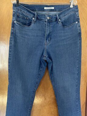 Womens Levi Classic Straight Leg Blue Jeams size 32